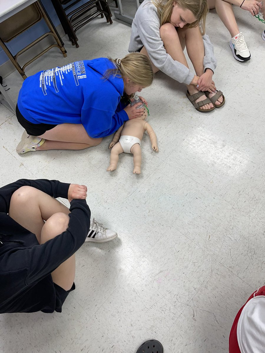 CoachPrososki's tweet image. Just a lifeguard class on a rainy day. #teachingneverstops @kearneYaquatics