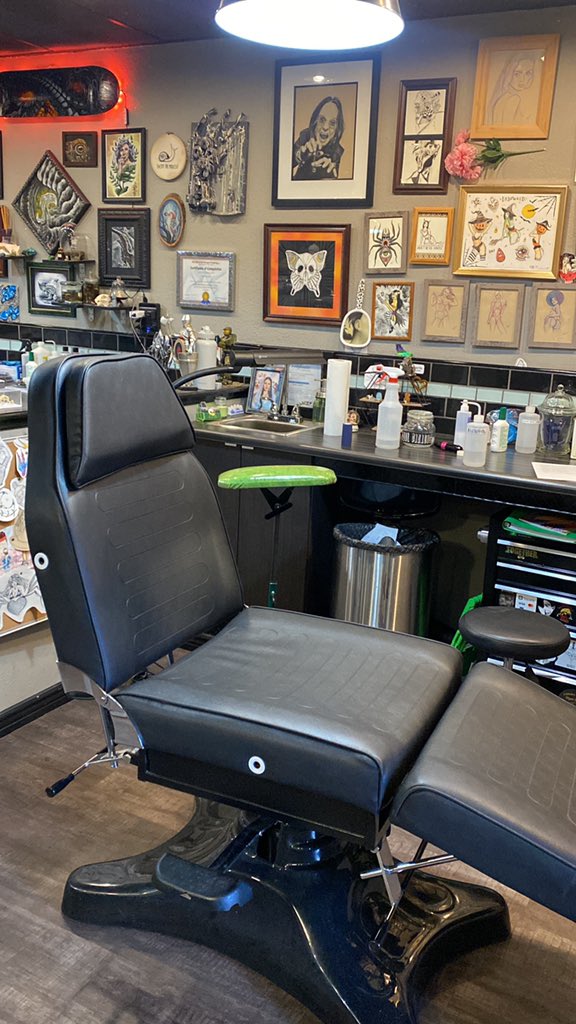 taaylor_jones's tweet photo. My appointment today was for a  clients’ grandpa that’s visiting from outta town &amp; this mf walks in my booth- looks at the chair he’s bout to sit in &amp; goes “well this looks less than comfortable” lmfao what did he expect 😭Just sit tf down Eugene 💀 https://t.co/RYcAvjAiya
