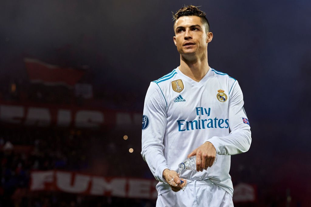 ShuffleFC's tweet photo. 🚨 It was reported that Ronaldo was one of Real Madrid's goals after they failed to attract Kylian Mbappe.

But their pursuit could prove difficult either way as new Utd boss ETH has indicated his desire to keep the Portugal captain at Old Trafford. 

[MEN] https://t.co/VTL3ceo01V