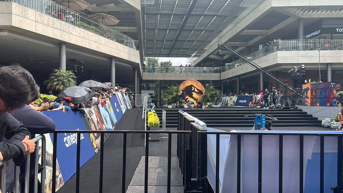 CineDeev's tweet photo. Hoy es la Premiere de #JurassicWorldDominion y ya nos encontramos en Oasis Coyoacán esperando a #JeffGoldBlum #BryceDallas #DeWanda y el director #ColinTrevor 🦖 🦕 https://t.co/eDMob7Cr8B