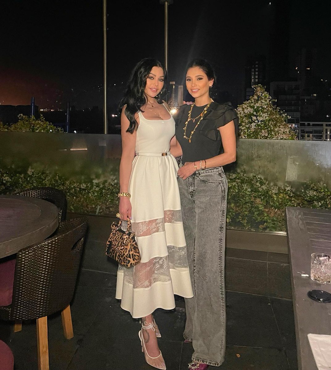 HaifaPictures's tweet photo. The diva @HaifaWehbe looks so pretty in a new picture with her lovely sister "Hano" 😍📸  
 #هيفاء_وهبي 
#HaifaWehbe https://t.co/MiXLBRV3ms