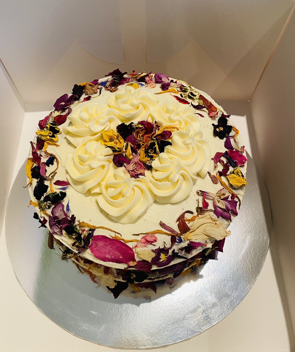 Cupcakes_Sandy's tweet photo. This beautiful red velvet cake (and cupcakes) decorated with gorgeous edible flowers 🌸 🌺🌼 https://t.co/rCnX3hwnkB