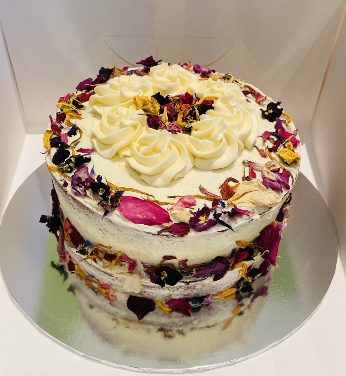Cupcakes_Sandy's tweet photo. This beautiful red velvet cake (and cupcakes) decorated with gorgeous edible flowers 🌸 🌺🌼 https://t.co/rCnX3hwnkB
