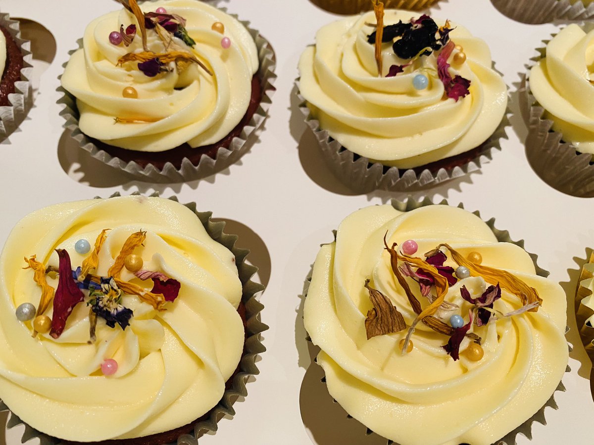 Cupcakes_Sandy's tweet photo. This beautiful red velvet cake (and cupcakes) decorated with gorgeous edible flowers 🌸 🌺🌼 https://t.co/rCnX3hwnkB