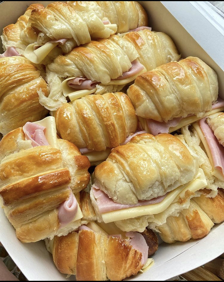 Alguien que me invite a comer medialunas con jamón y queso