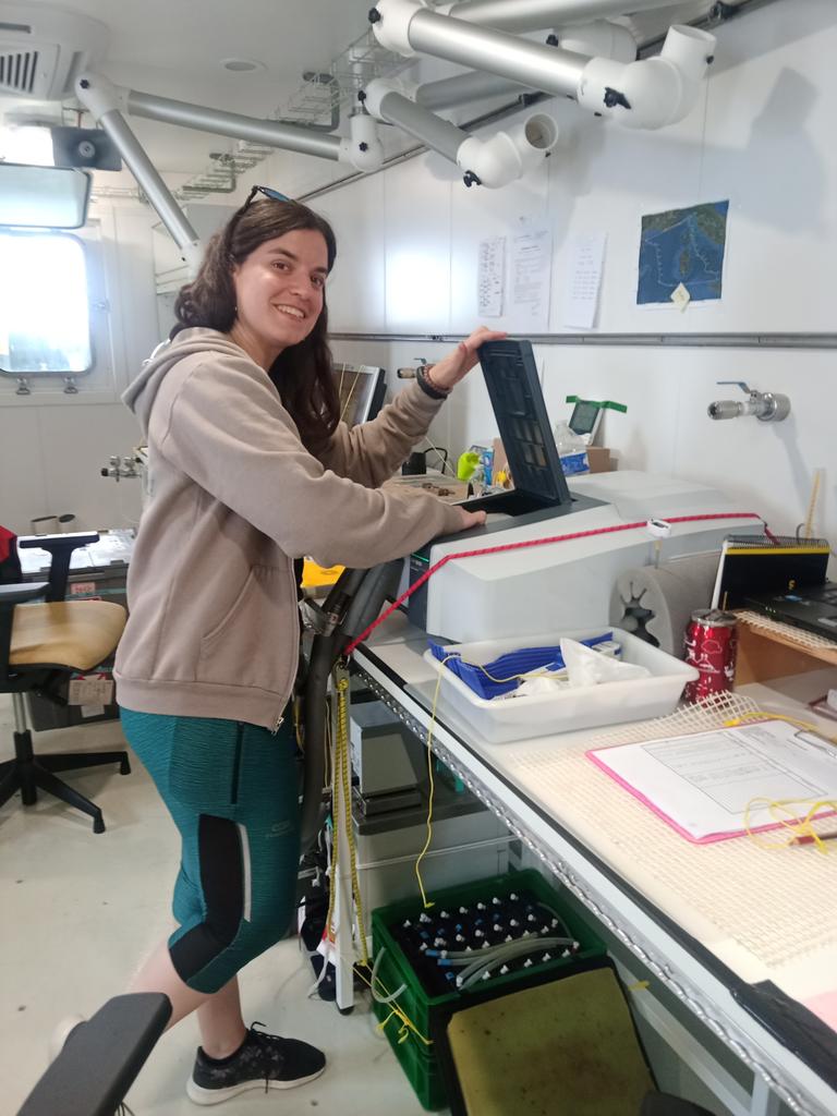 MartaAlvarezRo5's tweet photo. We need to know how much acidification is affecting the MedSea, here @Lacito_Rojo measuring pH https://t.co/YR1JSc2I1f