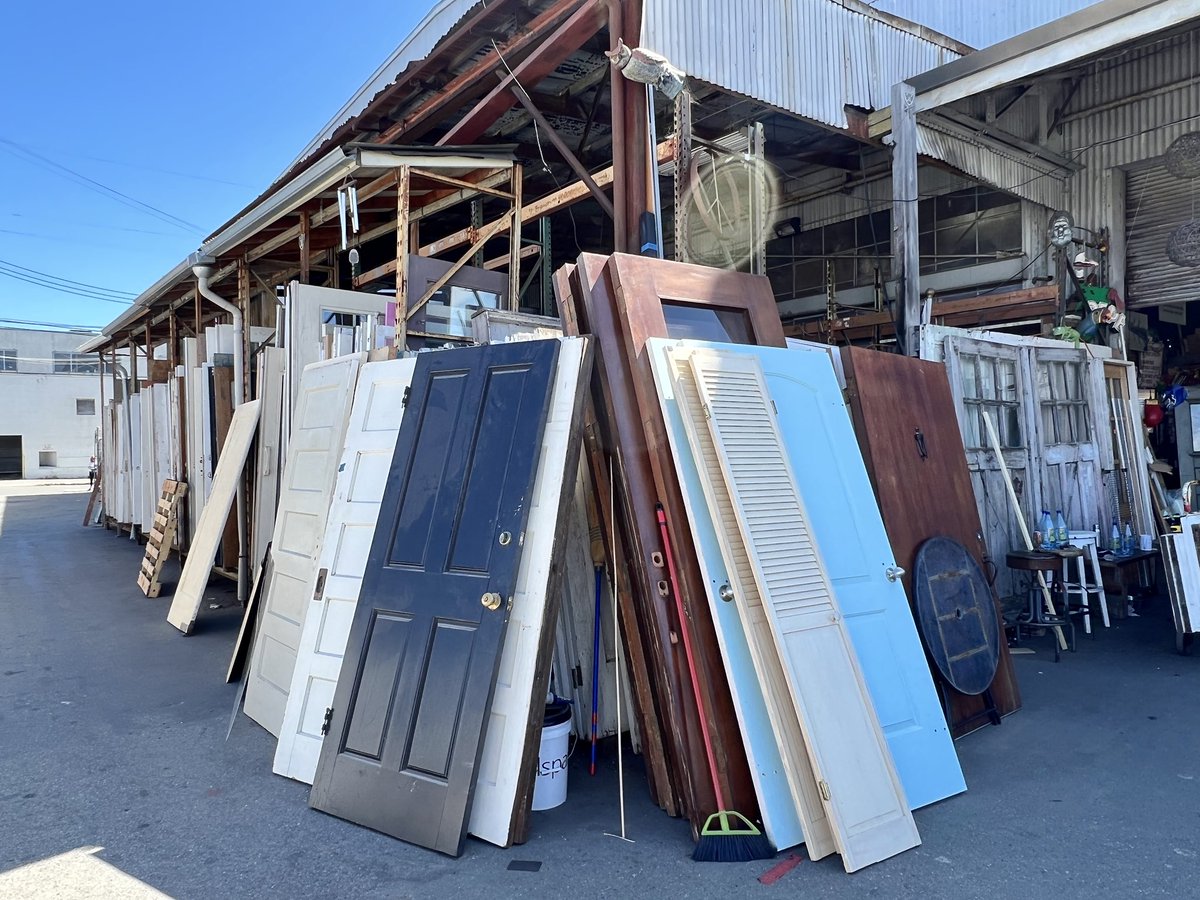VisitBerkeley's tweet photo. Shop or donate to @urbanore to participate in zero waste living. Here, you can find almost anything! They’ve got furniture, hardware, clothing, art, household goods, doors, tile, metals, sinks, lumber, toilets, glass, bath tubs and more! 
⏰ Open daily and closes at 5pm. https://t.co/cxhiPM5c9T