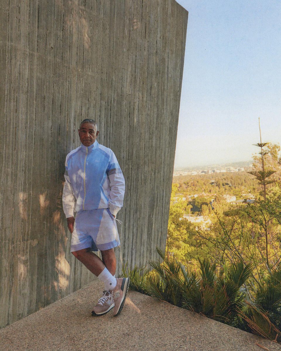 viewsfrance's tweet photo. Kith s’offre la mythique Sheats Goldstein Residence de Los Angeles et l’acteur Giancarlo Esposito (Breaking Bad, The Mandalorian…) pour son lookbook Été 2022 🌇 https://t.co/NsrmWL6lIC
