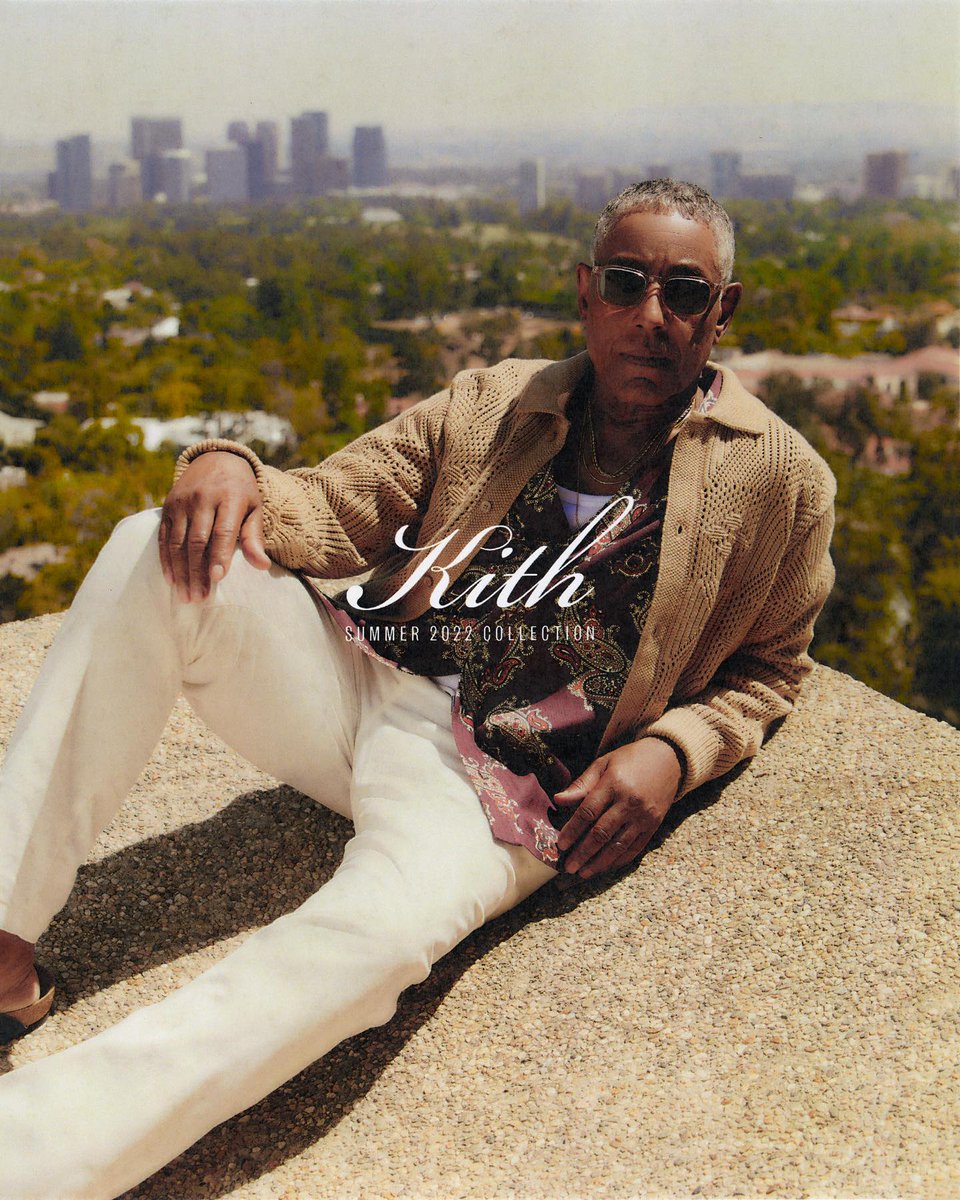 viewsfrance's tweet photo. Kith s’offre la mythique Sheats Goldstein Residence de Los Angeles et l’acteur Giancarlo Esposito (Breaking Bad, The Mandalorian…) pour son lookbook Été 2022 🌇 https://t.co/NsrmWL6lIC