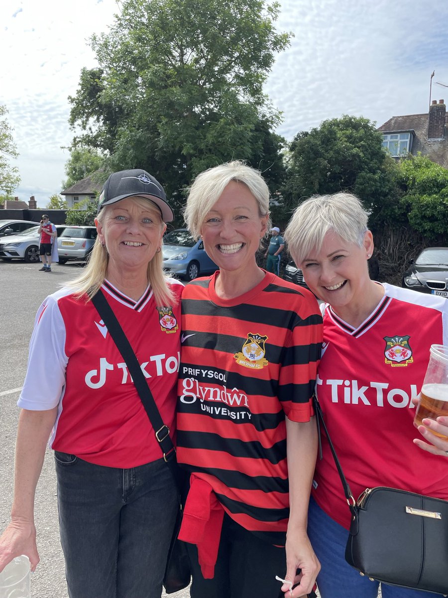AngelaJ365170's tweet photo. @Ruth_ITV @Wrexham_AFC @RobRyanRed @NathSalt1 @WrexhamUSA @m_griffiths92 @Mark86911304 @CochionLlundain @Cochion_DeCymru @WrexhamCanada Amazing day. Bring on Saturday ⚽️😍 https://t.co/T4Inmq5rq7