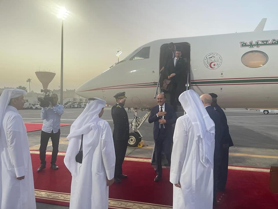 TheAlgiersPost's tweet photo. 🇩🇿🇶🇦| Le ministre de l'Intérieur, Kamel #Beldjoud, est arrivé au #Qatar pour une visite de travail de trois jours, sur invitation du Premier ministre qatari. Cette visite vise à renforcer les relations de coopération entre l'#Algérie et le Qatar, sur différents aspects. https://t.co/Kx6YNv3XQh
