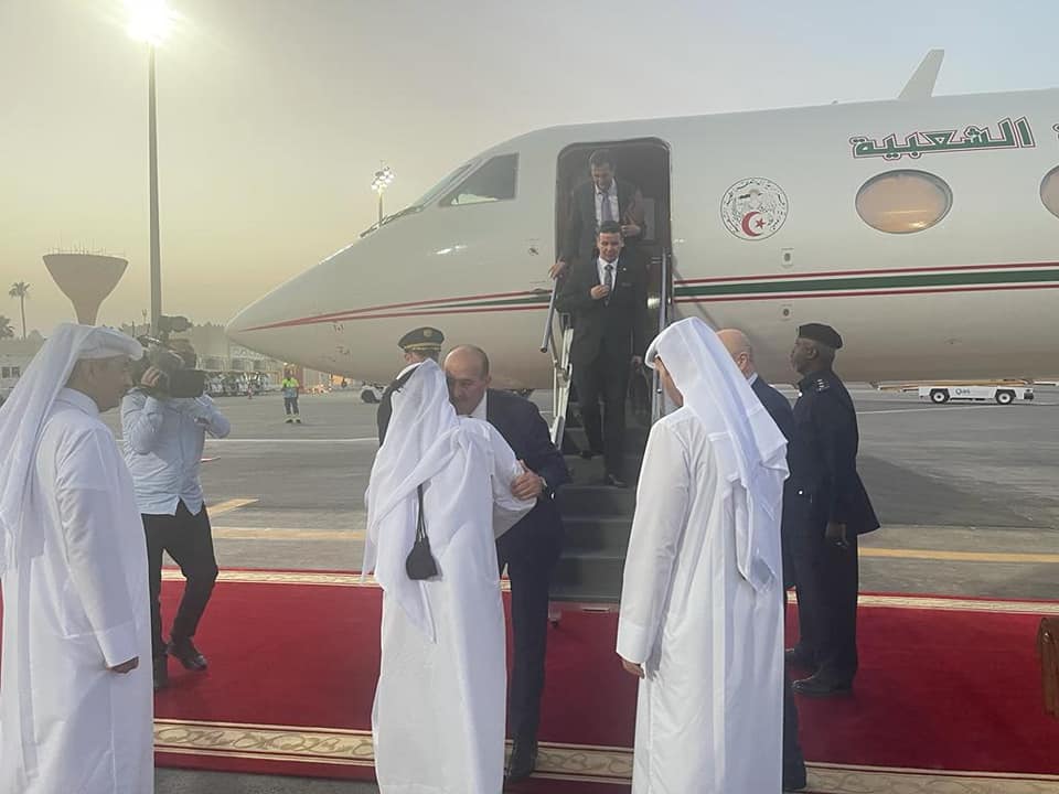 TheAlgiersPost's tweet photo. 🇩🇿🇶🇦| Le ministre de l'Intérieur, Kamel #Beldjoud, est arrivé au #Qatar pour une visite de travail de trois jours, sur invitation du Premier ministre qatari. Cette visite vise à renforcer les relations de coopération entre l'#Algérie et le Qatar, sur différents aspects. https://t.co/Kx6YNv3XQh