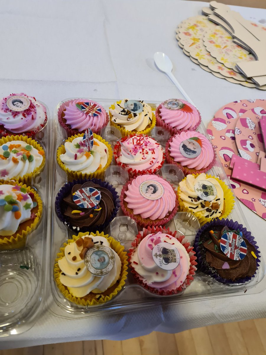 3rdLNGuides's tweet photo. Tonight the brownies joined the guides for an indoor street party to celebrate the queen's jubilee. We played games, made knickerbocker glories and ate cupcakes. #PlatinumJubilee @GGLSELewisham @Guiding_LaSER @Girlguiding https://t.co/cSXTdY2hSR