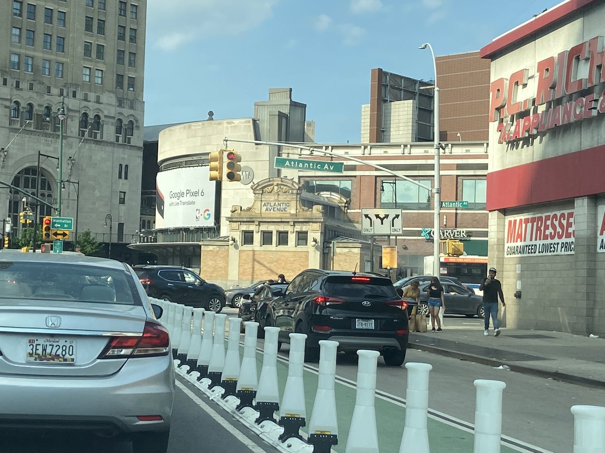 I’m not usually one to defend cars using a protected bike lane as a turning lane, but this redesign at Atlantic and 4th Ave is extremely confusing and dangerous. <a href="/NYC_DOT/">NYC DOT</a> #bikenyc