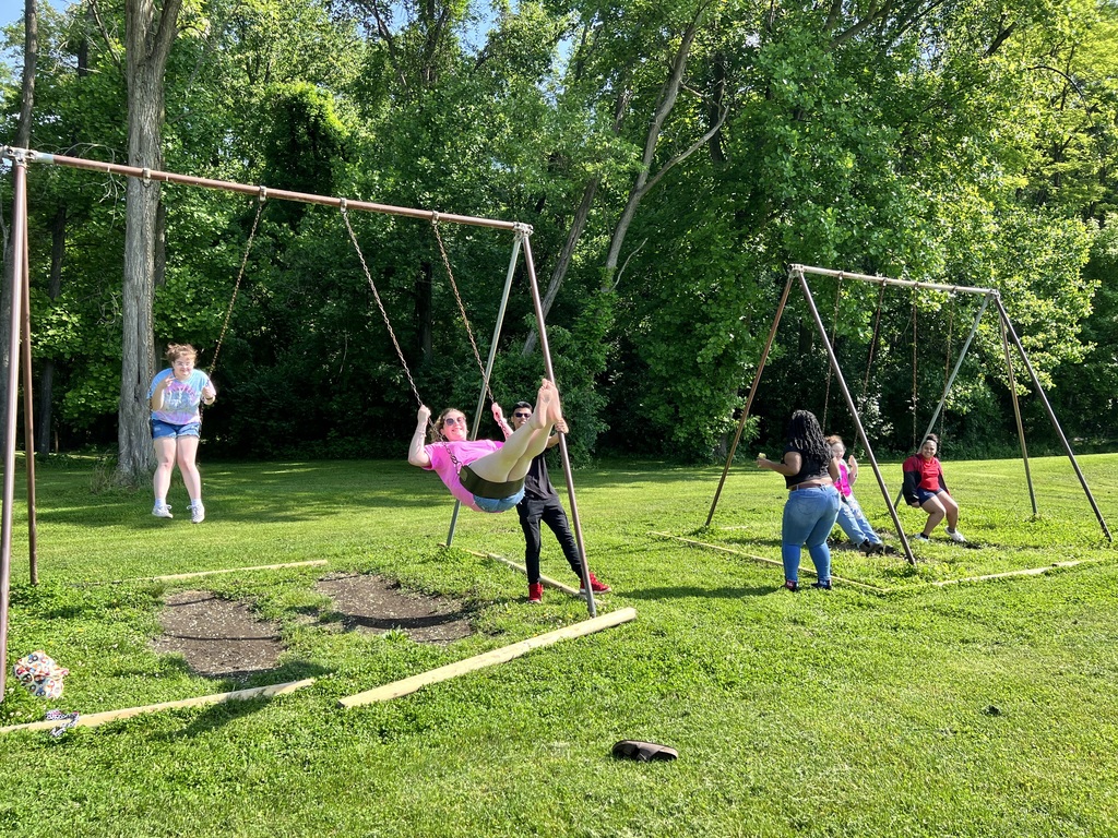 CHSCrimsonTide's tweet photo. Celebrating the Class of 2022 at today's senior picnic. https://t.co/DqHu1kk4Sy