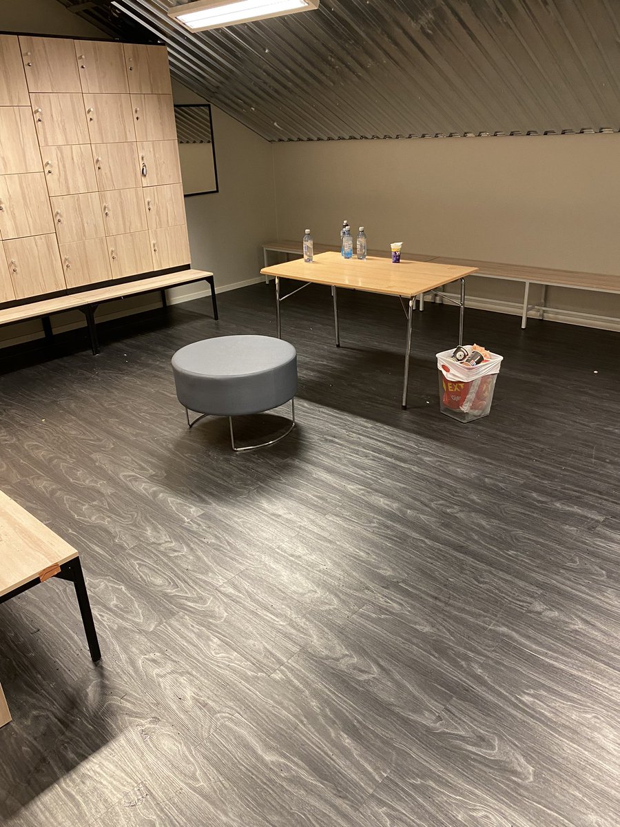 Den var brutal og vond!! Men det er Start-fans overalt og det settes pris på. Stemningen i garderoben var like stille som på bilde. Til slutt en oppfordring. Det er kamp hjemme mot Raufoss på torsdag. Siste før det blir en liten ferie. KOM!💛🖤