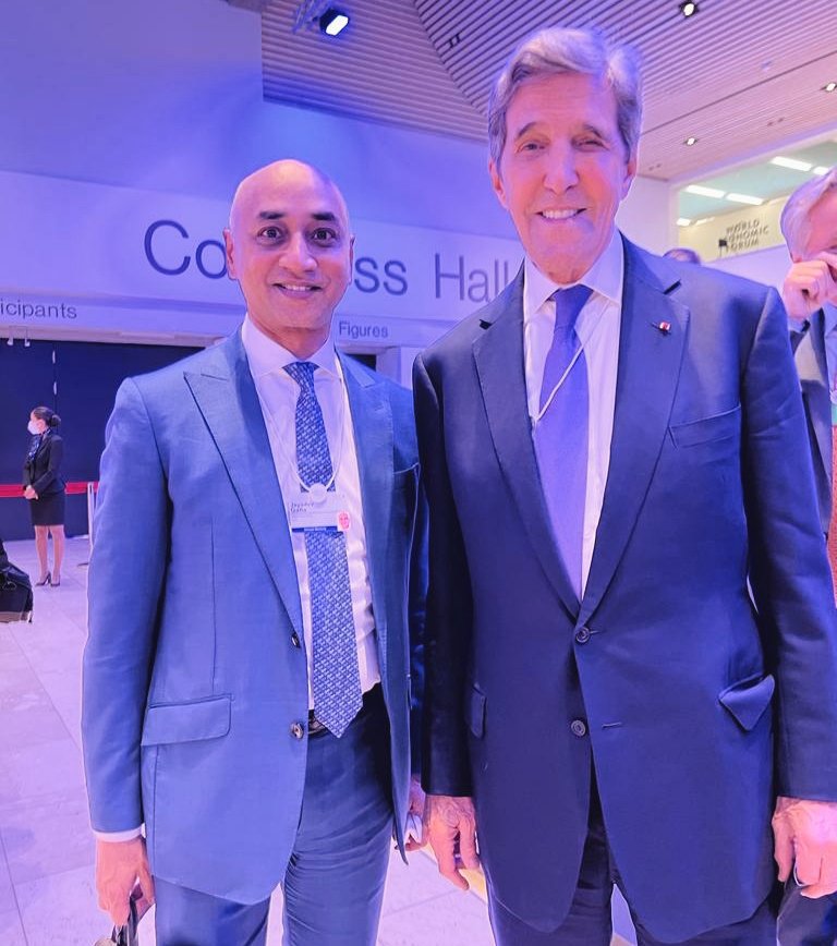 Crossed paths with US Special Presidential Envoy on Climate <a href="/ClimateEnvoy/">Climate at State</a>, Mr <a href="/JohnKerry/">John Kerry</a> at the <a href="/wef/">World Economic Forum</a> Annual Meeting 2022 at #Davos. #Davos2022 #WEF22