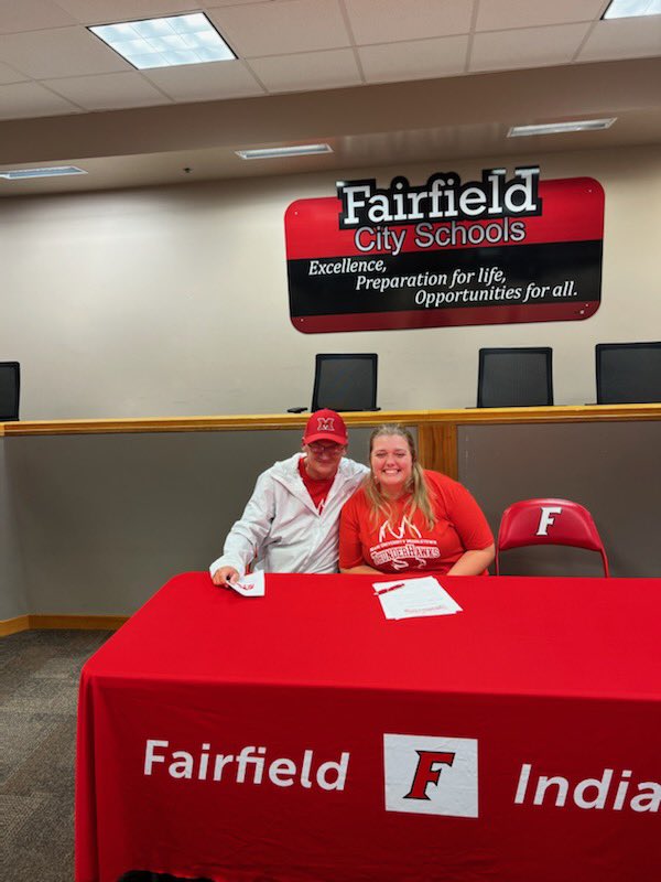 Thawkssoftball's tweet photo. CONGRATULATIONS to Brooke Miller as she signed her NLI today! We are so excited to see what she does for our program! Welcome to the thunderhawks family! #gothunderhawks 🦄 https://t.co/4rg7etQkbi