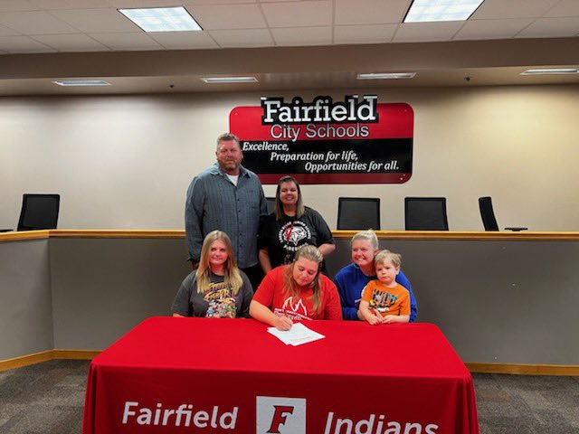 Thawkssoftball's tweet photo. CONGRATULATIONS to Brooke Miller as she signed her NLI today! We are so excited to see what she does for our program! Welcome to the thunderhawks family! #gothunderhawks 🦄 https://t.co/4rg7etQkbi