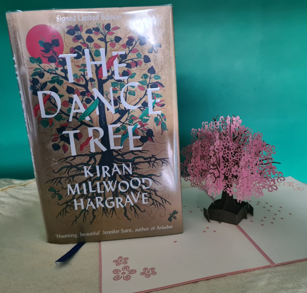 All the stars for this stunning book⭐️⭐️⭐️⭐️⭐️

I was torn between not being able to stop reading and trying to make it last - a wonderful problem for a reader to have!

Read my full review over on my site franmcbookface.wordpress.com/2022/05/23/the…

#BookTwitter #BookRecommendation #TheDanceTree