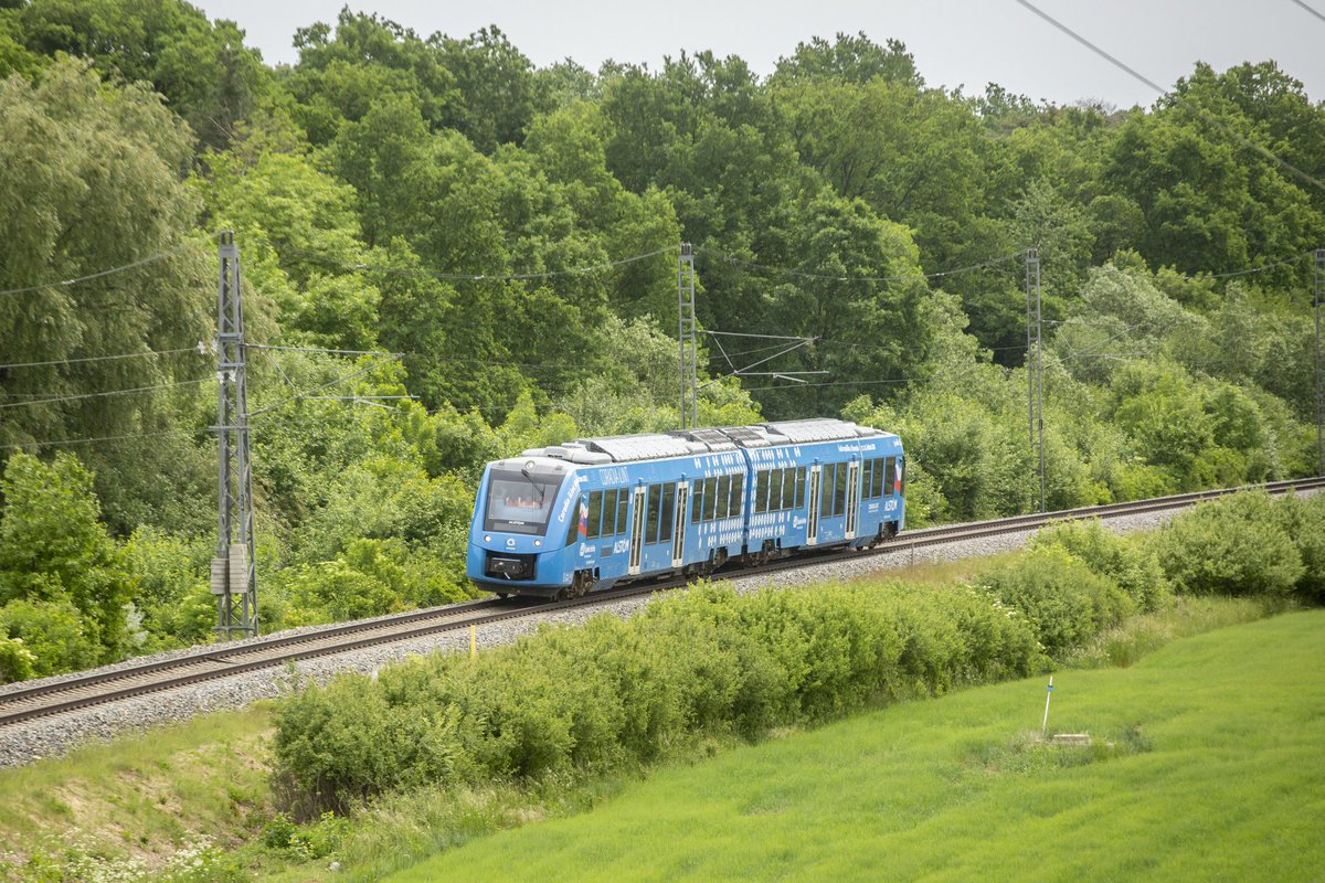 MKrapinec's tweet photo. Vodíkový pohon je velkou nadějí, proto jsme rádi, že si nás Alstom vybral za partnera při této #RailShow, a my se můžeme s tímto řešením detailně seznámit. Zároveň nám to dává možnost oslovit objednatele veřejné dopravy a ukázat jim konkrétní příklad bezemisní železniční dopravy. https://t.co/K9RQRmiyIi