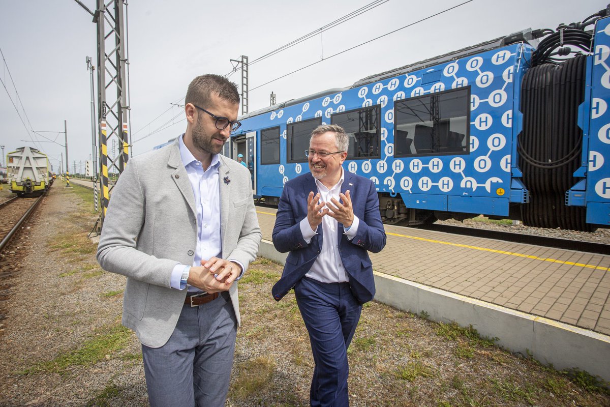 MKrapinec's tweet photo. Vodíkový pohon je velkou nadějí, proto jsme rádi, že si nás Alstom vybral za partnera při této #RailShow, a my se můžeme s tímto řešením detailně seznámit. Zároveň nám to dává možnost oslovit objednatele veřejné dopravy a ukázat jim konkrétní příklad bezemisní železniční dopravy. https://t.co/K9RQRmiyIi
