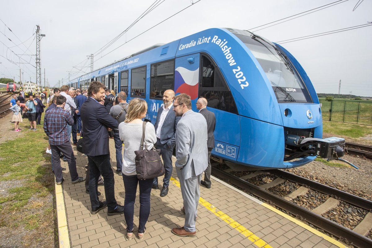 MKrapinec's tweet photo. Vodíkový pohon je velkou nadějí, proto jsme rádi, že si nás Alstom vybral za partnera při této #RailShow, a my se můžeme s tímto řešením detailně seznámit. Zároveň nám to dává možnost oslovit objednatele veřejné dopravy a ukázat jim konkrétní příklad bezemisní železniční dopravy. https://t.co/K9RQRmiyIi