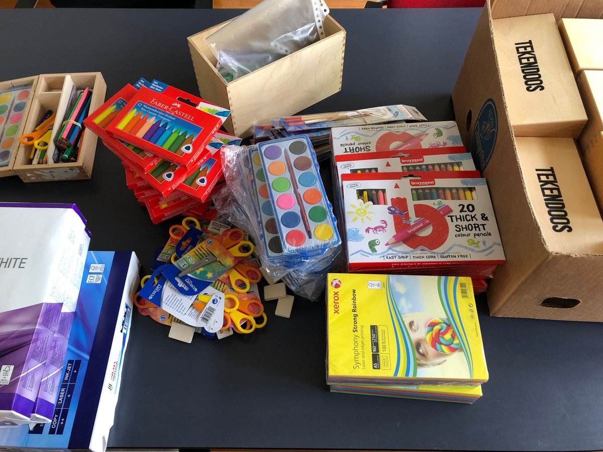 Vandaag met Margreet Endendijk 2 dozen gevuld met tekenmaterialen voor de Anna Hinkema School. Margreet nam afscheid van de Dr. J. de Graafschool en collega’s zorgden voor 15 gevulde tekendozen en tekenpapier. Dank Margreet voor deze bijdrage aan de creativiteit van de kleuters!