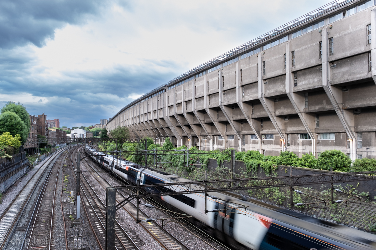 clesliephoto's tweet photo. A wee walkabout after a shoot in London and finally made it to the Grade II Listed Alexandra &amp; Ainsworth Estate this eve.  Been meaning to visit for an age. Loved it. A Cinematic concrete palace from a different world. 
# 1
@AA_Estate @BrutalHouse @Brutalism101 @BrutalConstruct https://t.co/vFoRvPXYgZ