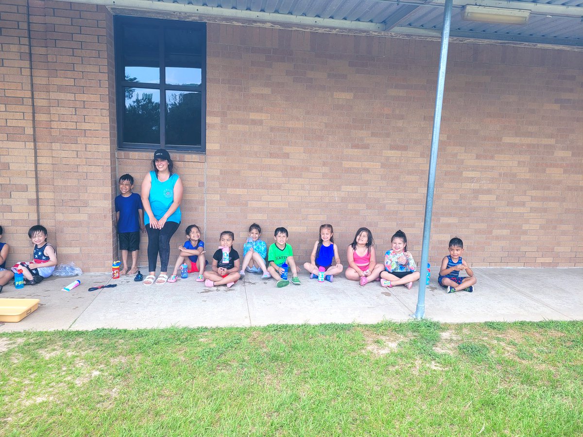 missmendoza_'s tweet photo. W is for Water! 💦 PreK had their annual Splash Day and it was a whole lot of fun! The kids enjoyed it to the fullest 🎉 #ABCCountdownToLastDayOfSchool #PreK #DayTwentyThree #Fun #Creativity #WhateverItTakes @CFISDHolmsley https://t.co/5DiyiOHZS2