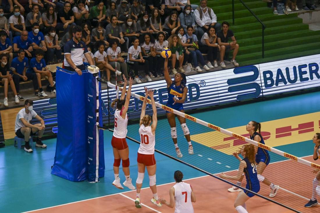 Federvolley's tweet photo. #LaNazionale 🇮🇹femminile saluta la Toscana con un’altra vittoria sulla Bulgaria🇧🇬 . Anche al PalaEstra di #Siena le azzurre💙 hanno battuto la formazione bulgara 3-1
➡️La news: https://t.co/hya8bOnGwO
📸La gallery: https://t.co/vmbr592whz
#ItaBul @FipavToscana https://t.co/VCOnO83PSS