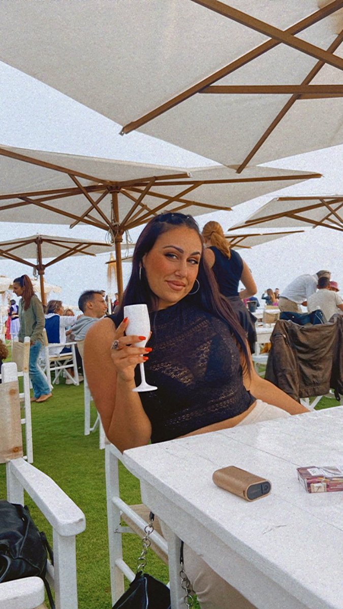 F_edra94's tweet photo. Se pensi di comprarmi con un drink vista mare, pensi bene 🍹🌊 https://t.co/ixmPYRVFiH