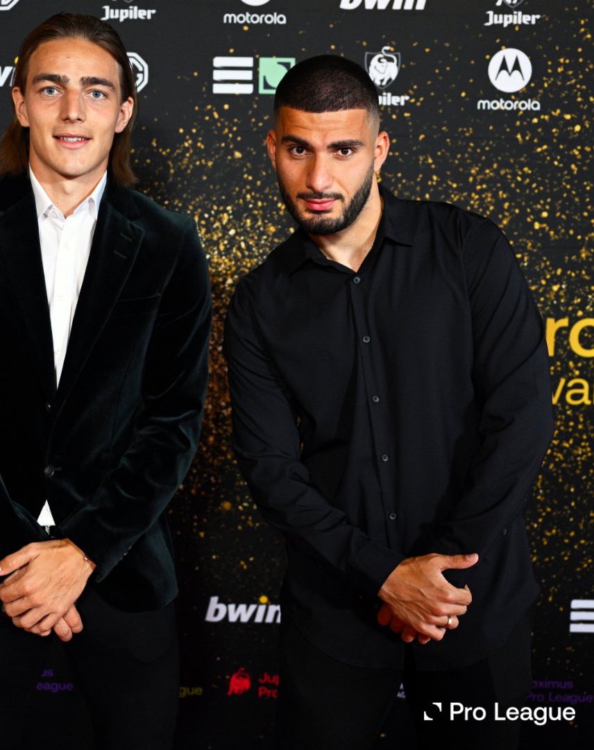 union_sg_actu_'s tweet photo. DENIZ UNDAV EST ÉLU JOUEUR DE LA SAISON AUX JPL AWARDS ! 🔵🟡 https://t.co/ogek2dZqFP
