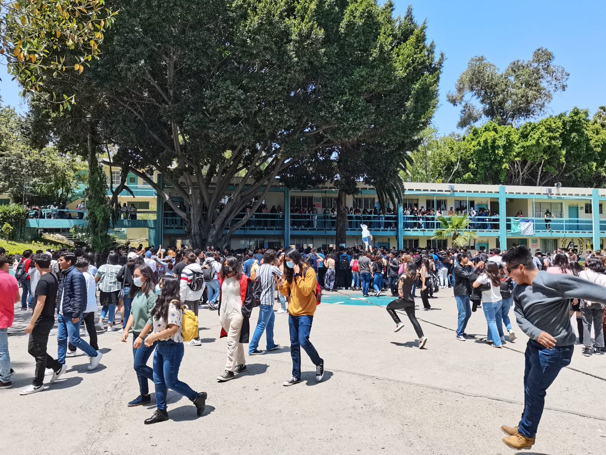 Un #DiaDelEstudiante sin novedad en #PFLC música, bailes, grupos, comida y estudiantes de fiesta. #Jaguares #Tijuana