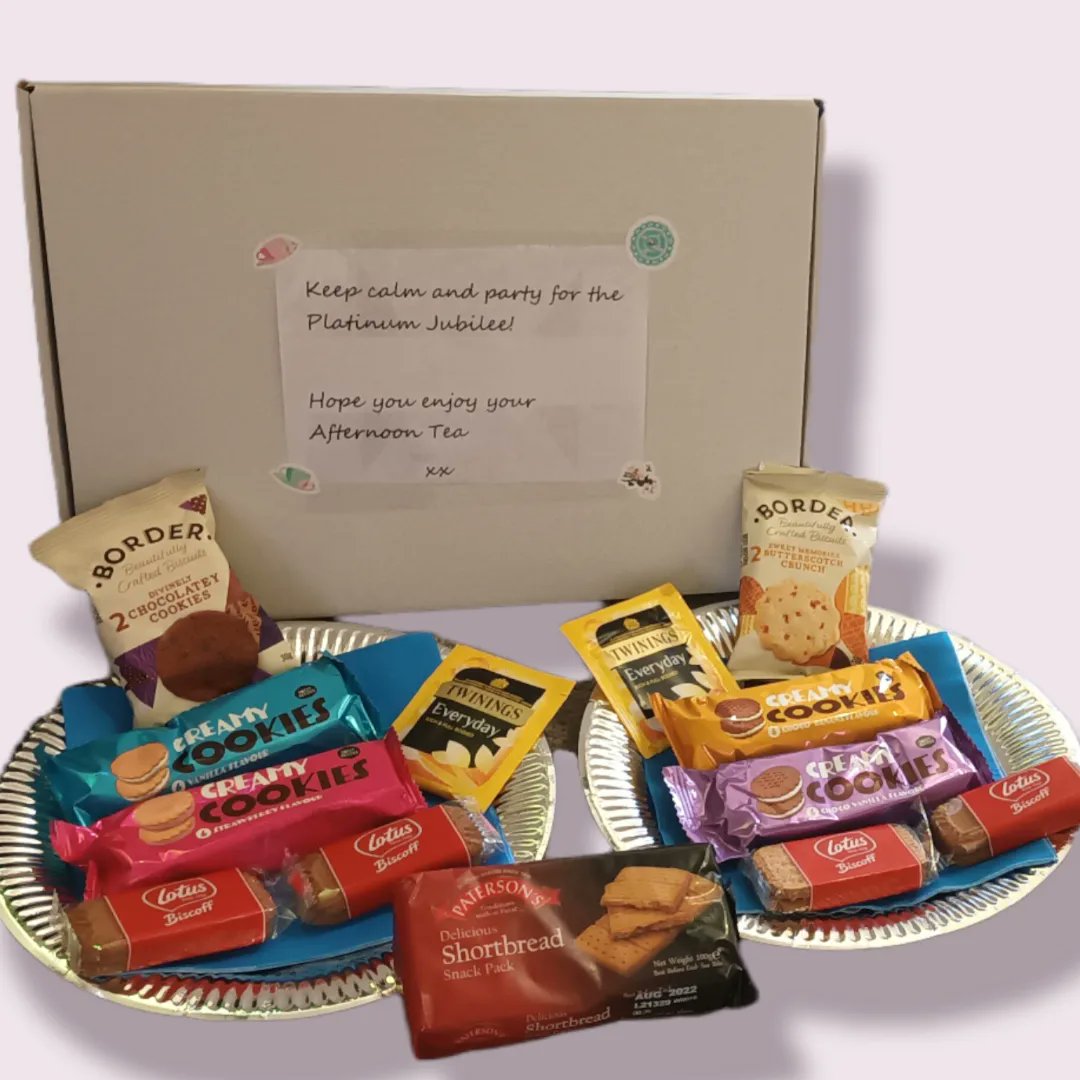 ExemplaryMade's tweet image. 👑 Q U E E N ' S  J U B I L E E 👑 
🫖  Afternoon Tea 🫖
Your box is decorated with a personalised message,Queens Jubilee image and with stickers.

All for £11.99! 😳
* Our Afternoon Tea stand can be purchased for an additional £1.59 but will be packaged outwith the box as larger