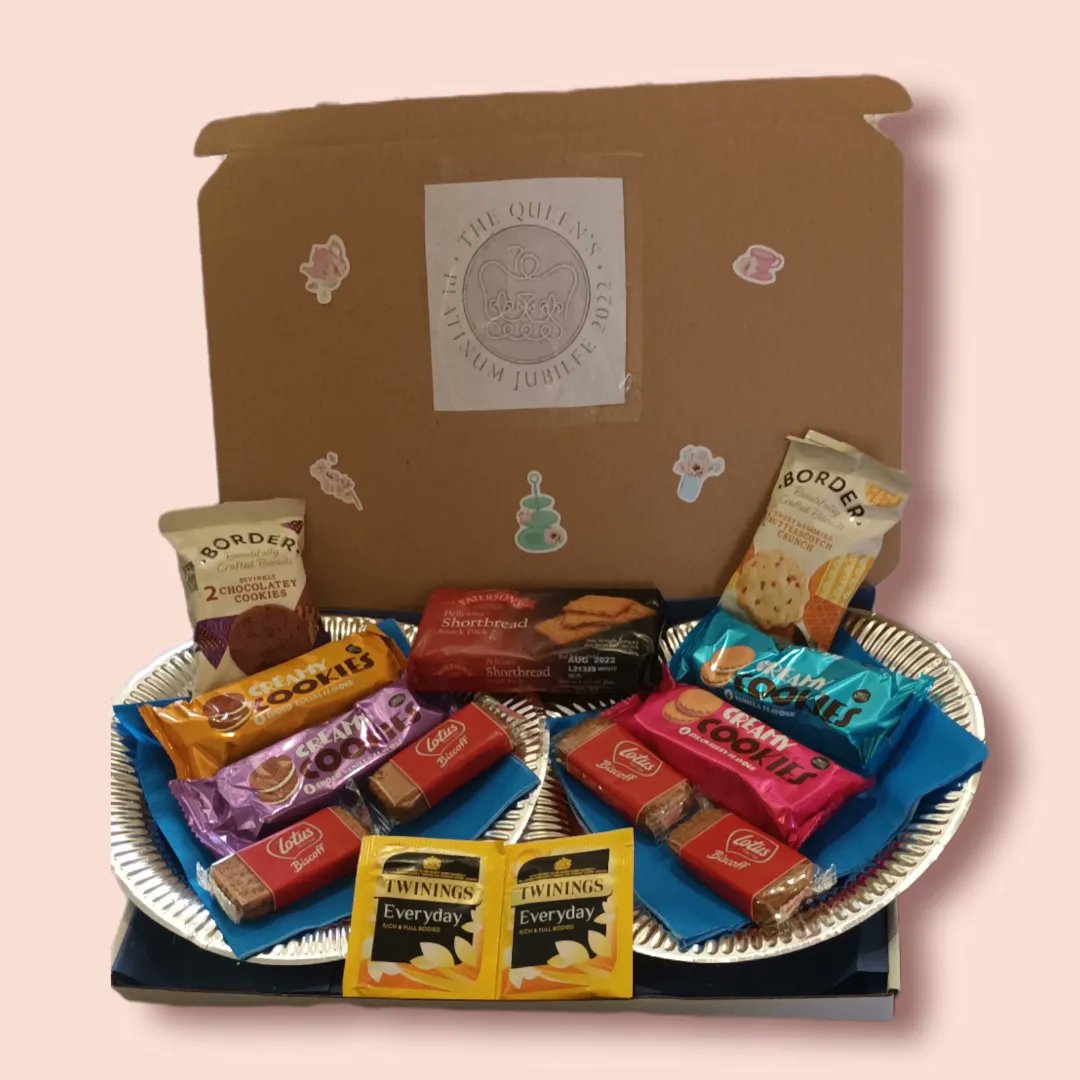 ExemplaryMade's tweet image. 👑 Q U E E N ' S  J U B I L E E 👑 
🫖  Afternoon Tea 🫖
Your box is decorated with a personalised message,Queens Jubilee image and with stickers.

All for £11.99! 😳
* Our Afternoon Tea stand can be purchased for an additional £1.59 but will be packaged outwith the box as larger