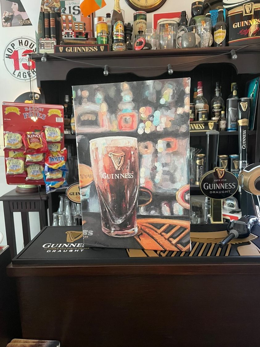 That pint of Guinness is looking right at home on @allthingsguinness' bar 🍀

This is a print on canvas of my original painting, and you can buy it framed or unframed here - harrietlawlessartist.com/products/pint-…
 #guinness #ireland #dublin #irishpub #iloveguinness #irishexpat #myguinness #pint