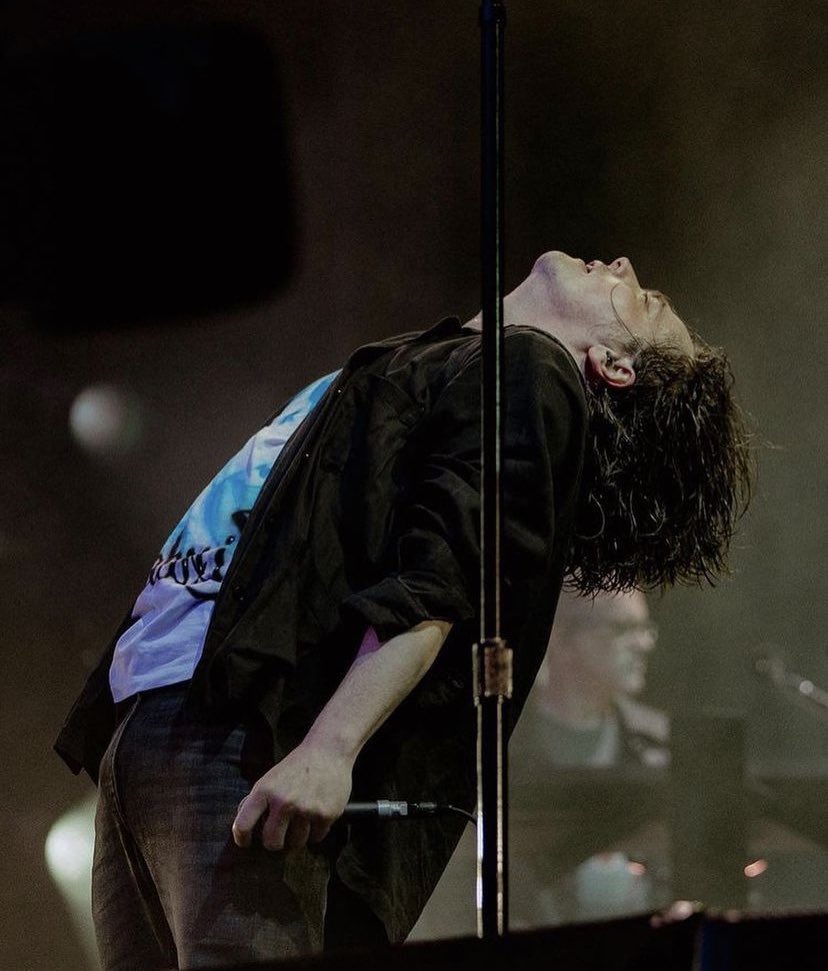 kissofviolence's tweet photo. these photos of gerard are making my brain short circuit i don’t have a single coherent thought rn https://t.co/u7Cwja6MAy