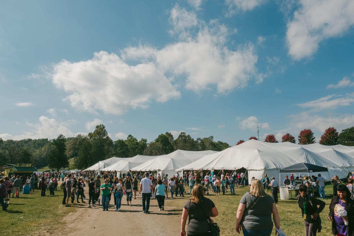 RLACC's tweet photo. Northwest Arkansas Craft Fairs Guide from @VisitRogers | Explore handmade goods and local artwork at these fall craft fairs: https://t.co/oXT4QzAs8D https://t.co/LPxMr9oS7C