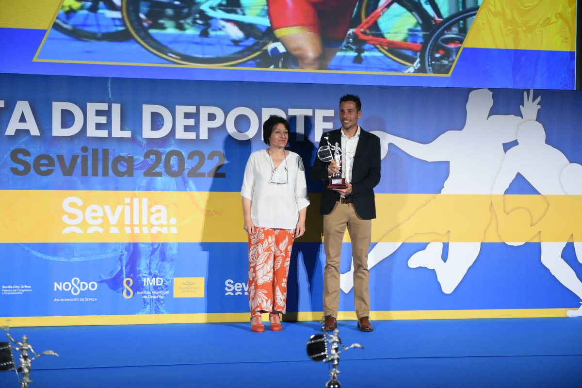IMDSevilla's tweet photo. El triatleta del @triatlonisbilya @bellidooo_02, Campeón del Mundo Junior de #Triatlón, Premio Puente de Triana Masculino en la Fiesta del Deporte 2022 a la Mejor promesa del deporte sevillano. Recogiendo el premio @Trisamer

#SevillaCiudaddelDeporte https://t.co/nO5EsCuOl1