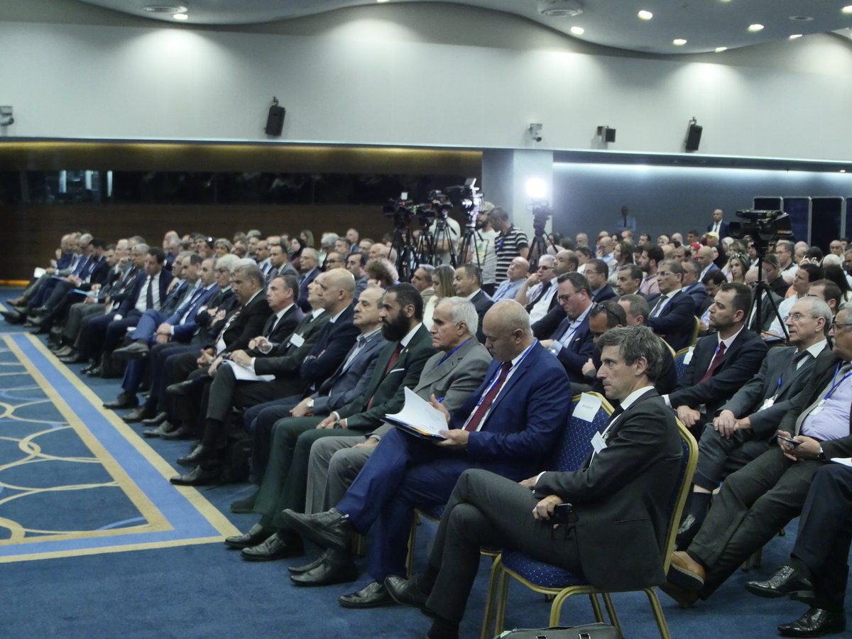 CAPCAlgerie's tweet photo. - #Forum d’#Affaires #algéro-#français / @CAPCAlgerie @medef
M. Geoffroy Roux de Bezieux, président du Medef : "Malgré les hauts et les bas dans les relations politiques, nos #relations #économiques sont #solides et que les communautés d’#affaires ont des #intérêts #mutuels". https://t.co/f4fOF7pDVy