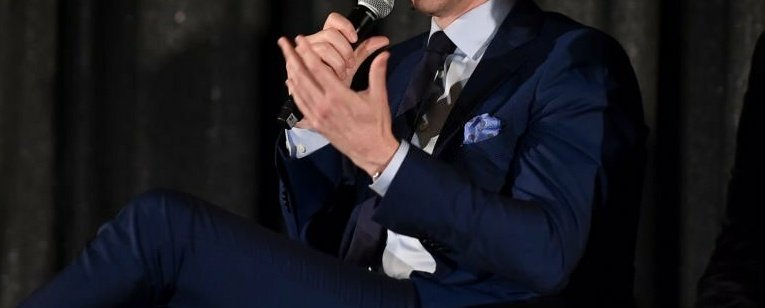 hiddlescomfort_'s tweet photo. i just think that tom hiddleston hands... 💭 https://t.co/2Ux62fTDlO