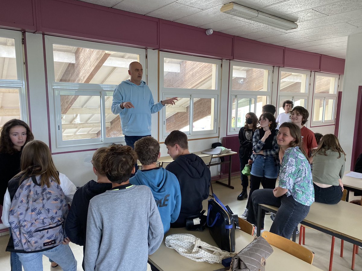 clemibordeaux's tweet photo. #InterClassUp @franceinter @radiofrance @LeCLEMI @IjbaOfficiel au collège Prévert #BourgSurGironde Mobilisation toute la journée des étudiants @IjbaOfficiel avec @ericvalmir pour réaliser l’émission qui sera bientôt diffusée en ligne ! https://t.co/AoFZ1x0gP6