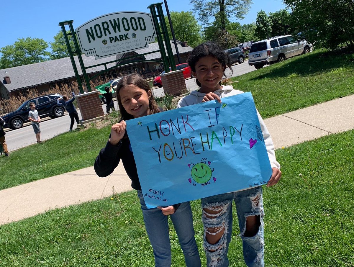 MrsDicksNPS's tweet photo. Spreading kindness and making people smile! We counted over 300 honks, three police cars, two fire trucks, a garbage truck,  train, and many others showing support! #spreadingkindness #fifthgraderocks @NPSChicago https://t.co/nRGJnsEQ25