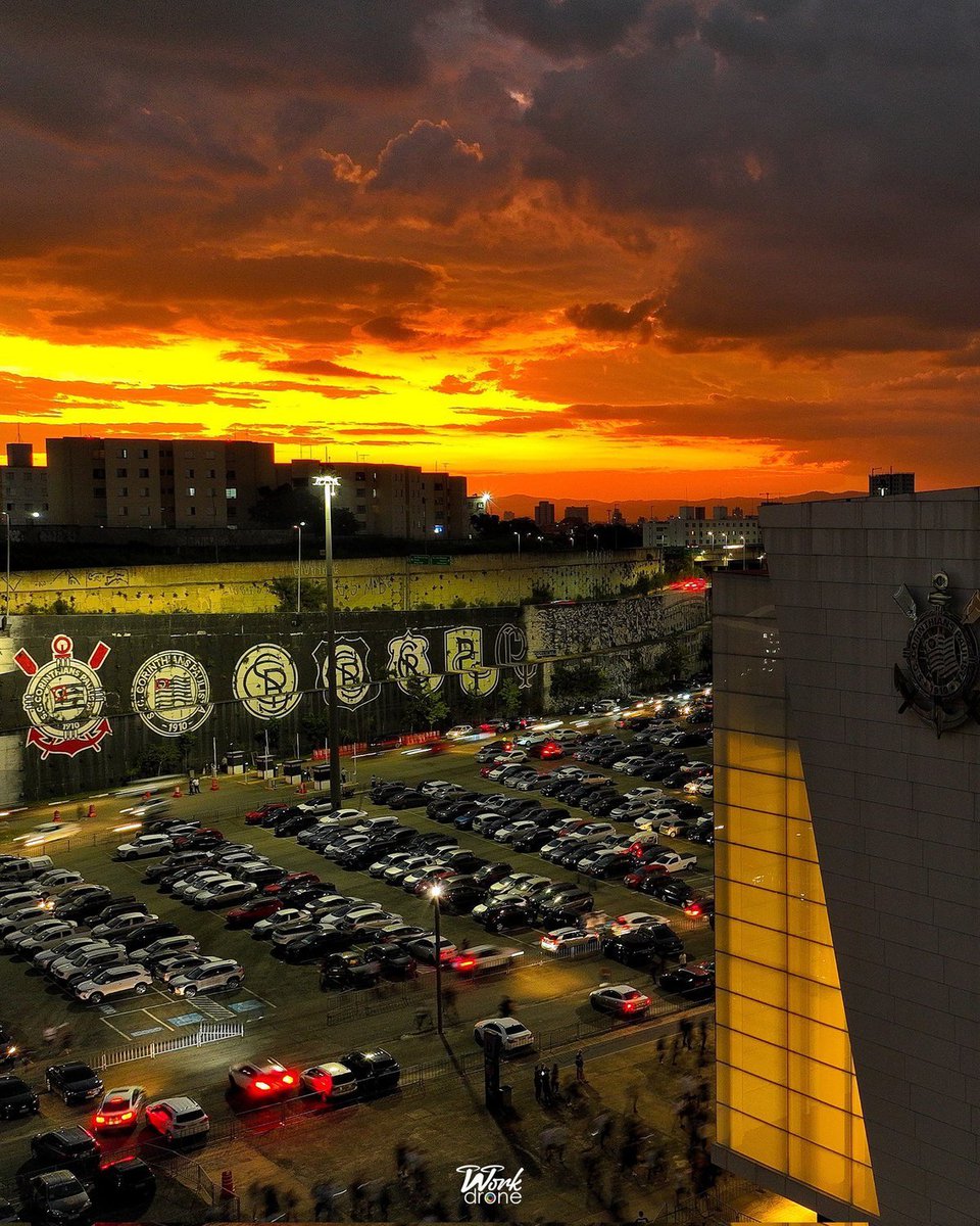 Corinthians's tweet photo. O anoitecer na @NeoQuimicaArena é diferente! ☀🌒

📸 JP Drone

#NeoQuimicaArena
#VaiCorinthians https://t.co/I1WhfziJtZ