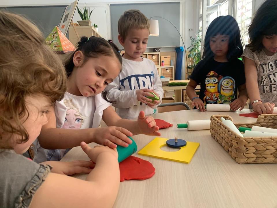OctavioPazBCN's tweet photo. Seguint amb els tipus de sushi, hem descobert el temaki i la seva forma de con. Per explorar aquesta figura l’observem, la descomposem mitjançant les formes que surten a la plastilina i la busquem al nostre entorn 🔺🔴 #projecteCUINES https://t.co/qaTdWZjfJ4