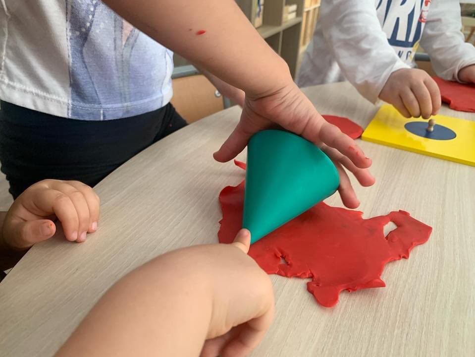 OctavioPazBCN's tweet photo. Seguint amb els tipus de sushi, hem descobert el temaki i la seva forma de con. Per explorar aquesta figura l’observem, la descomposem mitjançant les formes que surten a la plastilina i la busquem al nostre entorn 🔺🔴 #projecteCUINES https://t.co/qaTdWZjfJ4