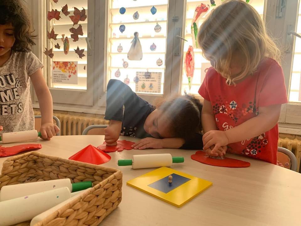 OctavioPazBCN's tweet photo. Seguint amb els tipus de sushi, hem descobert el temaki i la seva forma de con. Per explorar aquesta figura l’observem, la descomposem mitjançant les formes que surten a la plastilina i la busquem al nostre entorn 🔺🔴 #projecteCUINES https://t.co/qaTdWZjfJ4