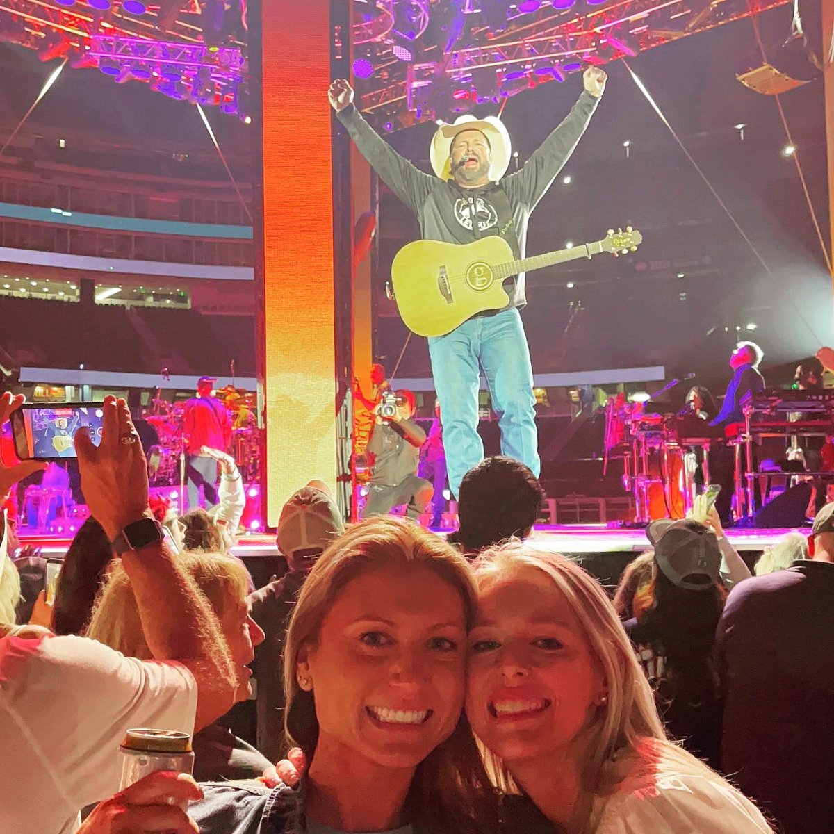 mswinamer18's tweet photo. Thank you @garthbrooks for making our dreams come true!!! Still waiting on the answer for the wedding 😉#GARTHinFOXBOROUGH https://t.co/D7LdjKPtFb