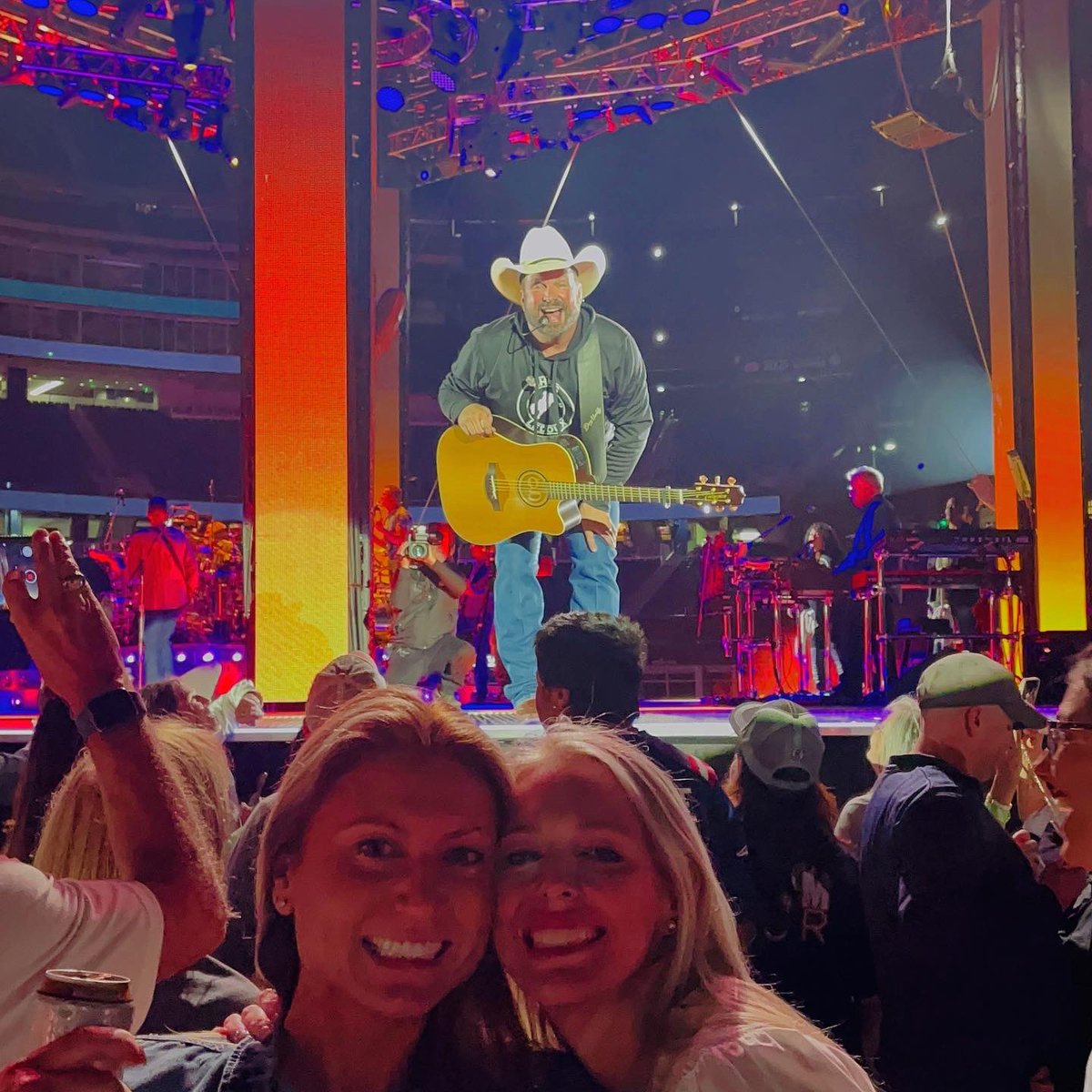 mswinamer18's tweet photo. Thank you @garthbrooks for making our dreams come true!!! Still waiting on the answer for the wedding 😉#GARTHinFOXBOROUGH https://t.co/D7LdjKPtFb